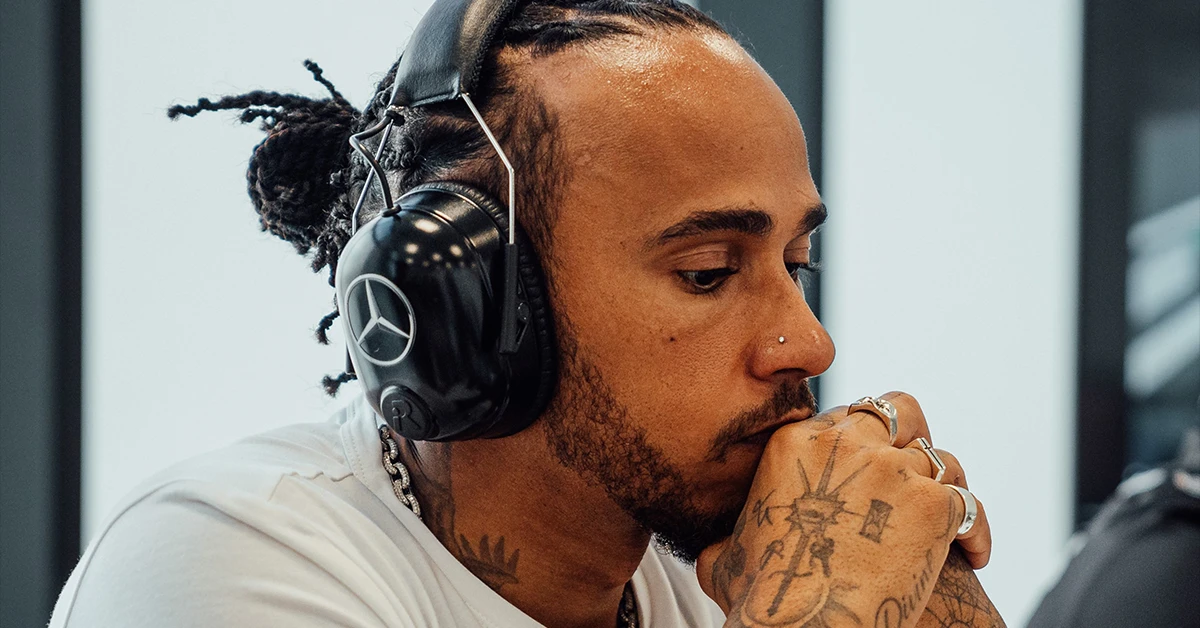 Hamilton n&rsquo;y arrive pas : “Je ne me sens pas connecté à cette voiture”