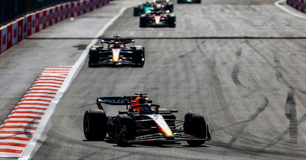 Sergio Pérez (Red Bull), Max Verstappen (Red Bull), Charles Leclerc (Ferrari), Azerbaïdjan 2023 - ©️ Red Bull Content Pool