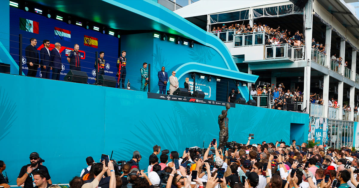 Verstappen réagit aux huées : “Je ramène le trophée et ils rentrent chez eux”