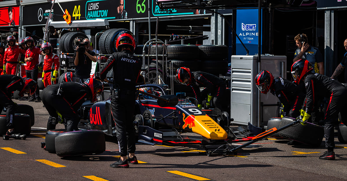 Formule 2 – Jak Crawford remporte une course sprint mouvementée